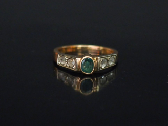 Vente aux enchères Bague jonc en or jaune, sertie en son centre d'une émeraude épaulée de