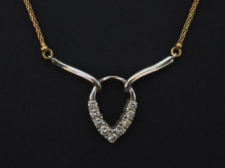 Collier en or jaune, maille ronde tressée, à décor en son centre d'un 