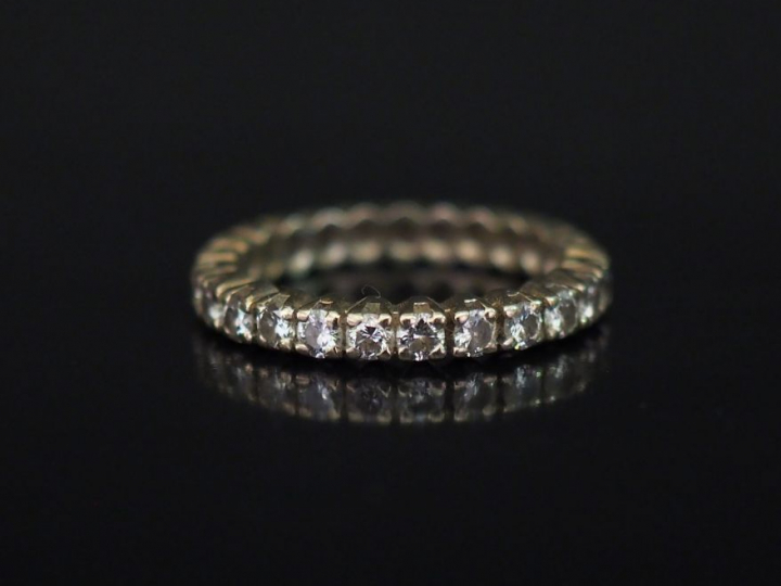 Alliance américaine en or blanc, sertie de petits diamants. TDD. 52 Po