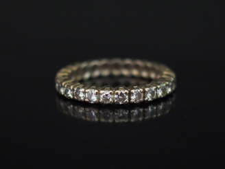 Vente aux enchères Alliance américaine en or blanc, sertie de petits diamants. TDD. 52 Po