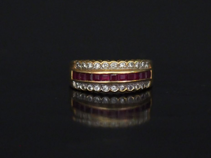 Bague jonc en or jaune, sertie en son centre d'une ligne de pierres ro