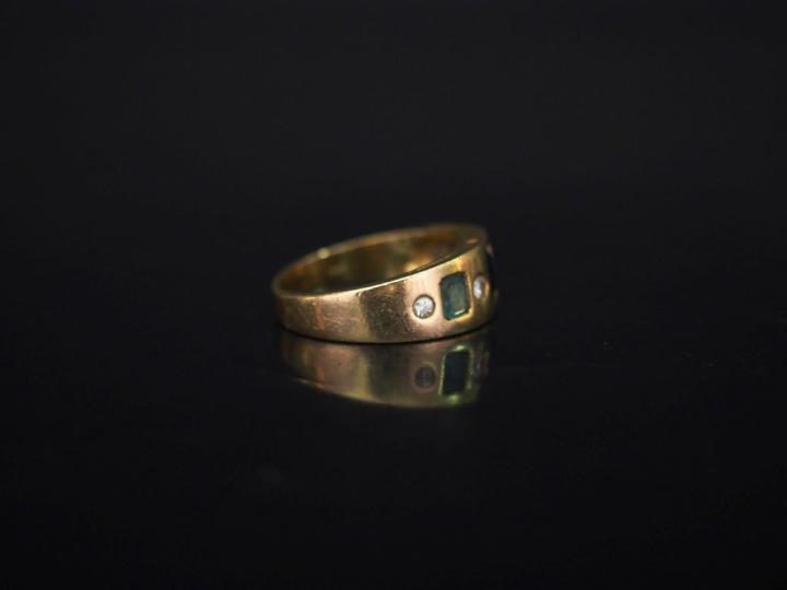 Bague jonc en or jaune 750, sertie de diamants et pierres de couleur e