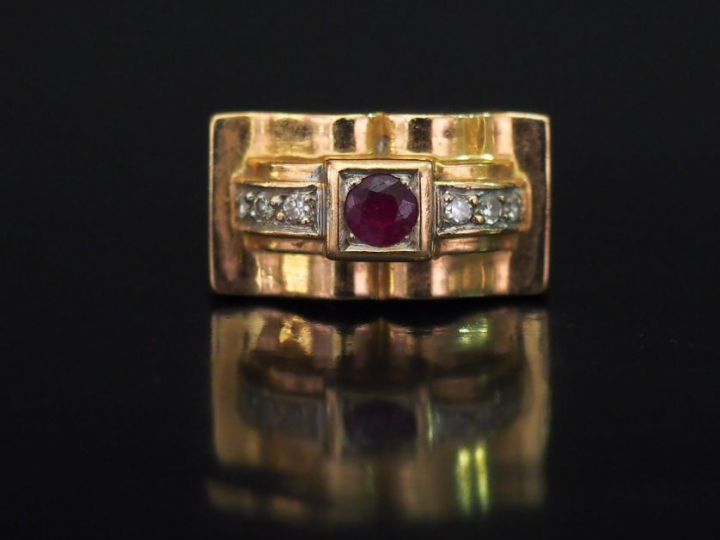 Bague tank en or jaune, sertie en son centre d'une pierre rose épaulée