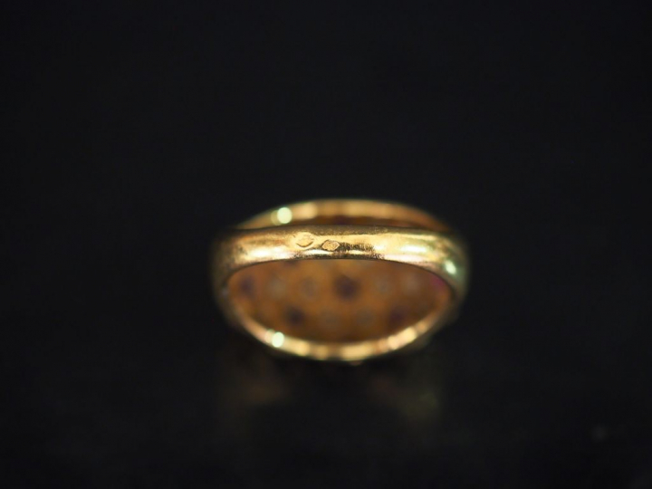 Bague dôme en or jaune, serti d'un pavage de diamants et de pierres ro