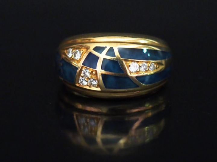 KORLOFF Bague en or jaune et émail vert bleuté et sertie de huit petit