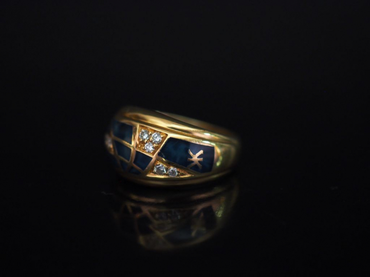 KORLOFF Bague en or jaune et émail vert bleuté et sertie de huit petit