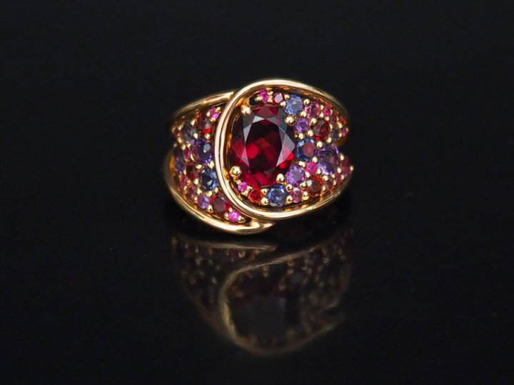 ISABELLE LANGLOIS Bague de forme stylisée en or rose, sertie de pierre