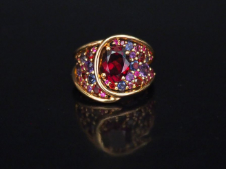 Vente aux enchères ISABELLE LANGLOIS Bague de forme stylisée en or rose, sertie de pierre