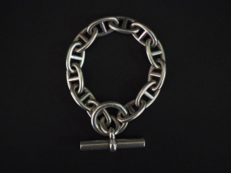 Vente aux enchères HERMES Bracelet articulé en argent, maille marine.  Signé. Long. 23,5 