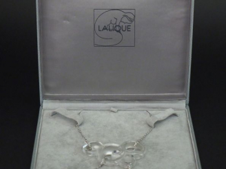 Vente aux enchères LALIQUE Collier en argent, maille forçat, orné d'un pendentif en crist