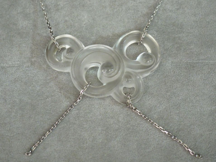 LALIQUE Collier en argent, maille forçat, orné d'un pendentif en crist