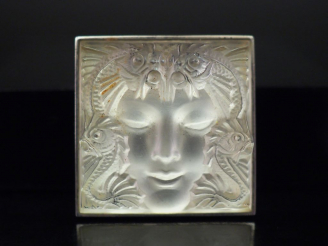 Vente aux enchères LALIQUE Pendentif, modèle "Aréthuse" en argent et cristal.  3,1 x 3,1 