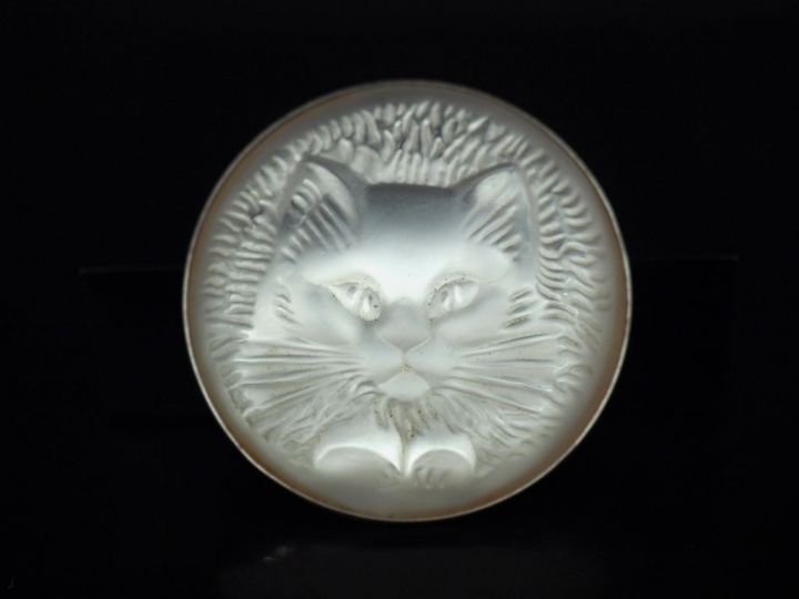 LALIQUE Broche en métal argenté et verre opalescent, à décor d'une têt