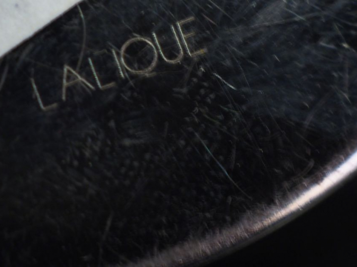 LALIQUE Broche en métal argenté et verre opalescent, à décor d'une têt