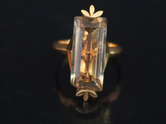 Vente aux enchères Bague de forme marquise en or jaune, sertie en son centre d'un quartz.