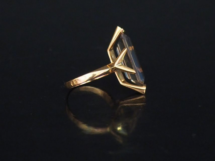 Bague de forme marquise en or jaune, sertie en son centre d'un quartz.