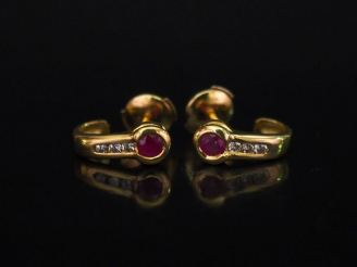 Vente aux enchères Paire de perce-oreilles en or jaune, sertis d'une pierre rose et d'une