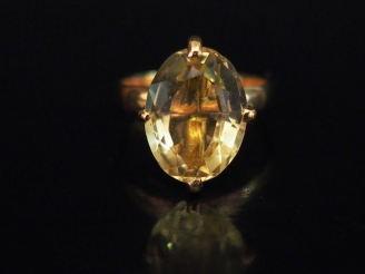 Vente aux enchères Bague en or jaune, sertie en son centre d'un quartz. TDD. 50 Poids tel