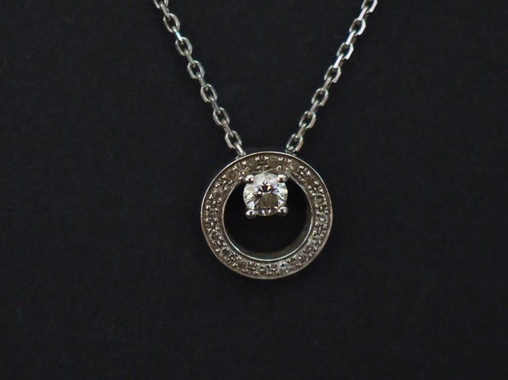 Collier en or blanc, maille forçat, orné en son centre d'un pendentif 