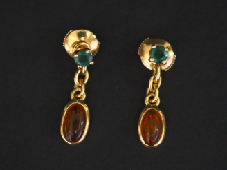 Vente aux enchères Paire de perce-oreilles en or jaune, sertis d'une pierre verte agrémen