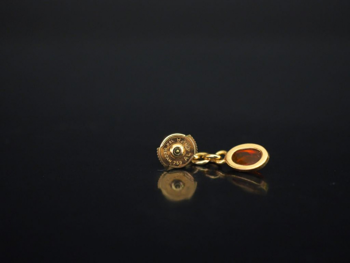 Paire de perce-oreilles en or jaune, sertis d'une pierre verte agrémen