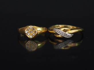 Vente aux enchères Ensemble comprenant :  - une petite bague de forme chevalière en or ja