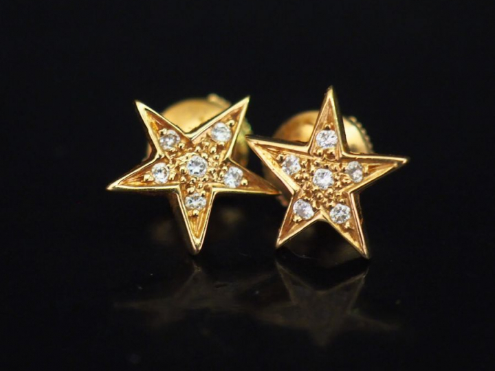 Paire de puces d'oreilles en or jaune en forme de d'étoile, serties de