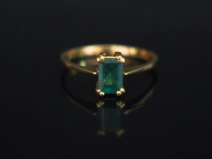 Bague en or jaune, sertie en son centre d'une émeraude. TDD. 55 1/2 Po