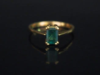 Vente aux enchères Bague en or jaune, sertie en son centre d'une émeraude. TDD. 55 1/2 Po