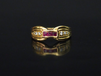 Vente aux enchères Bague nœud en or jaune, sertie en son centre de trois pierres roses ca