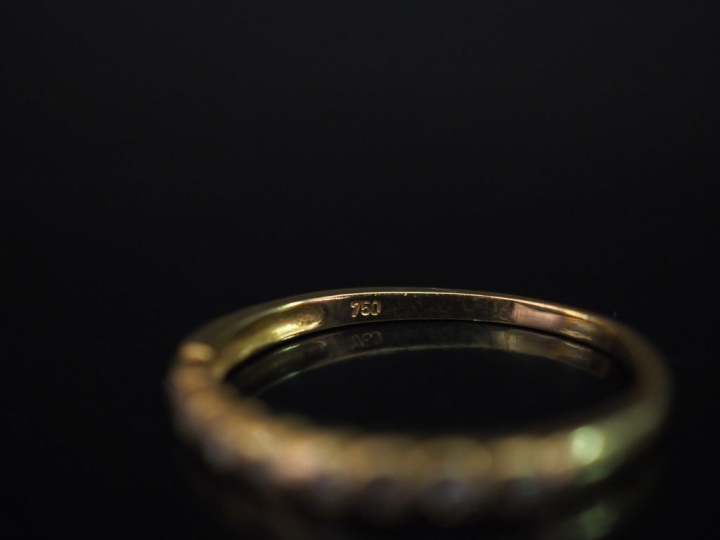 Demi-alliance en or jaune, sertie d'une ligne de neuf petits diamants.