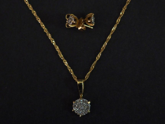 Vente aux enchères Parure en or jaune et pavage de petits diamants. Comprenant :  - un pe