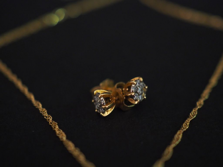 Parure en or jaune et pavage de petits diamants. Comprenant :  - un pe