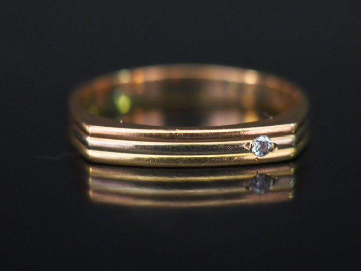 Bague trois tons d'or sertie d'un petit diamant.  TDD. 56 Poids tel. 3