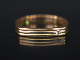 Vente aux enchères Bague trois tons d'or sertie d'un petit diamant.  TDD. 56 Poids tel. 3