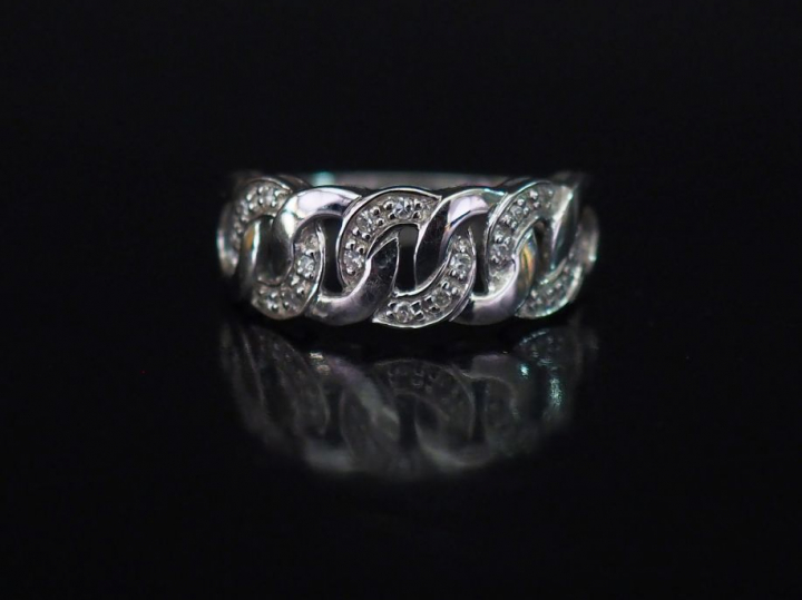 Bague en or blanc, maille gourmette, agrémentée de petits diamants.  T