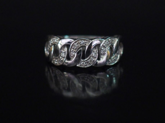 Vente aux enchères Bague en or blanc, maille gourmette, agrémentée de petits diamants.  T