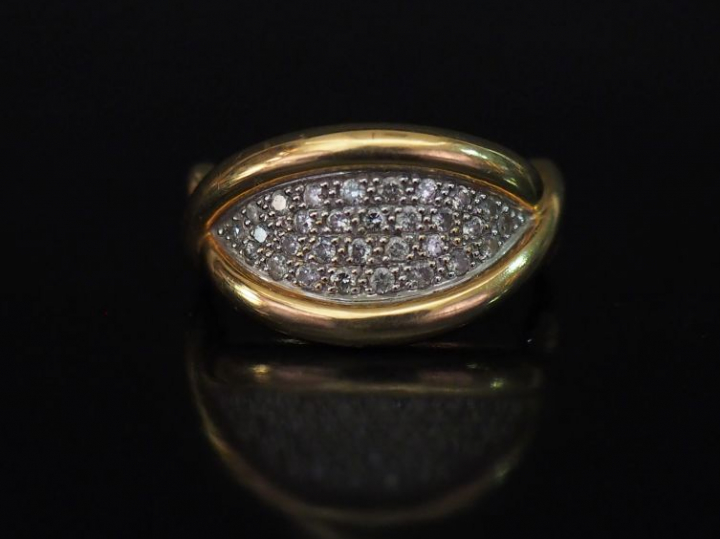 Bague en or jaune de forme stylisée, sertie d'un pavage de petits diam