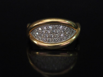 Vente aux enchères Bague en or jaune de forme stylisée, sertie d'un pavage de petits diam