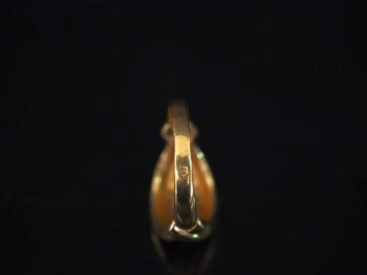 Bague en or jaune de forme stylisée, sertie d'un pavage de petits diam