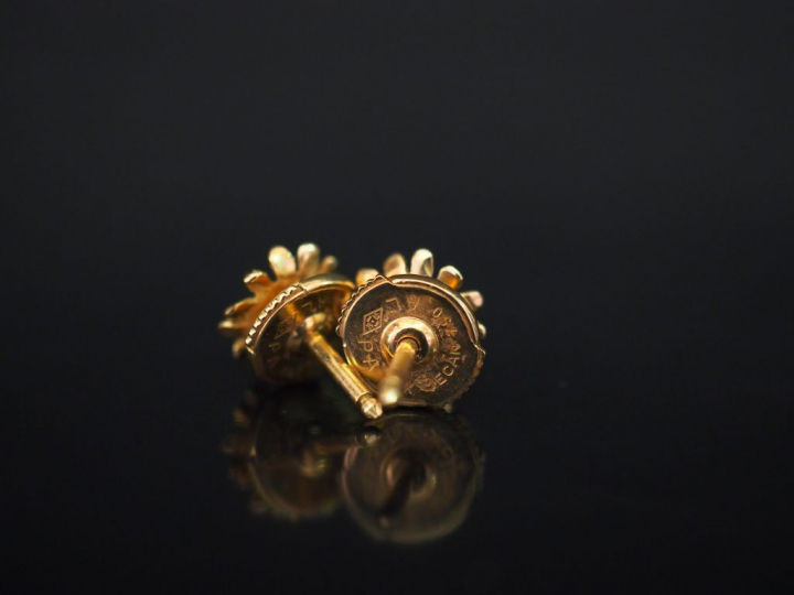 Paire de puces d'oreilles en or jaune en forme de marguerite, serties 