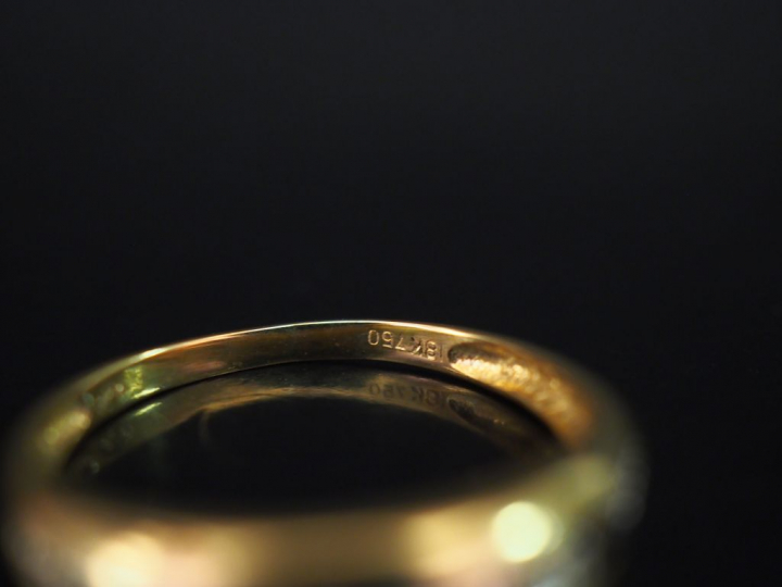 Demi-alliance en or jaune, sertie de pierres bleues calibrées et petit