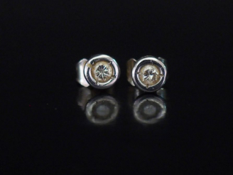 Vente aux enchères Paire de puces d'oreilles en or blanc, ornées en leur centre d'un peti