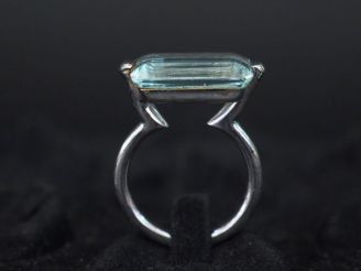 Vente aux enchères Bague en or blanc, sertie en son centre d'une pierre bleu ciel épaulée