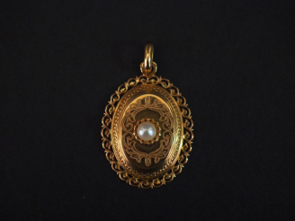 Vente aux enchères Pendentif Napoléon III en or jaune, serti en son centre d'une perle bl
