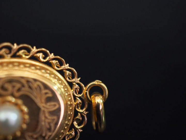 Pendentif Napoléon III en or jaune, serti en son centre d'une perle bl