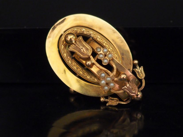 Broche Napoléon III en or jaune, à décor ajouré de branchage fleuri et