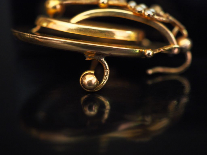 Broche Napoléon III en or jaune, à décor ajouré de branchage fleuri et