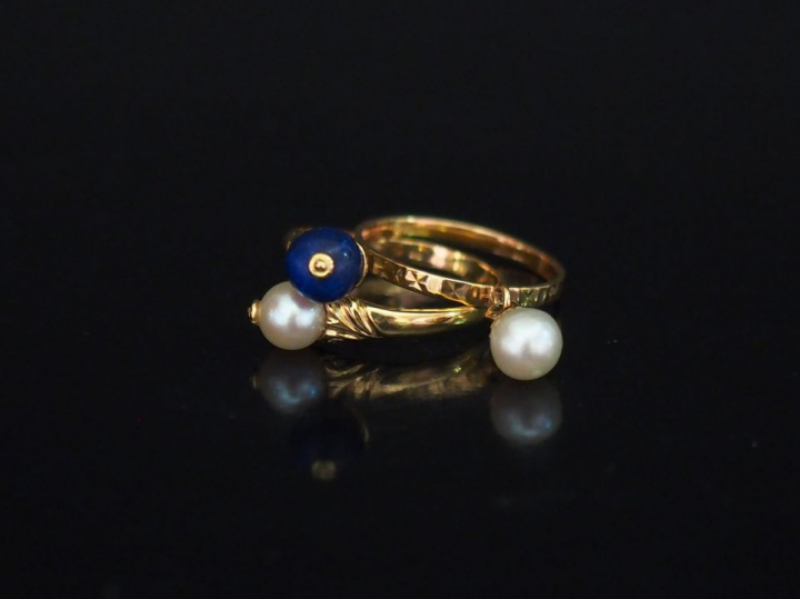 Ensemble comprenant :  - une bague "Toi   Moi" en or jaune, sertie d'u