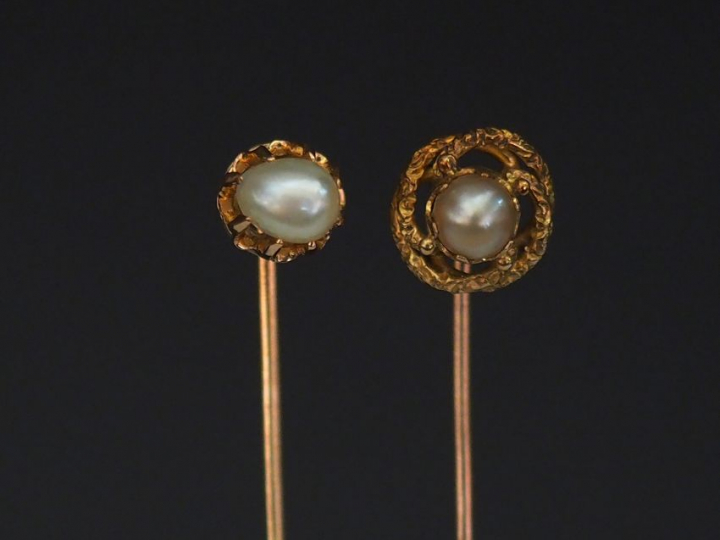 Ensemble comprenant deux épingles à cravate en or jaune, serties d'une